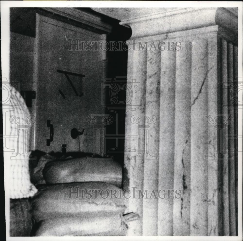 1983 Press Photo Sandbagged door of Stockholm bank vault where hostages held - Historic Images