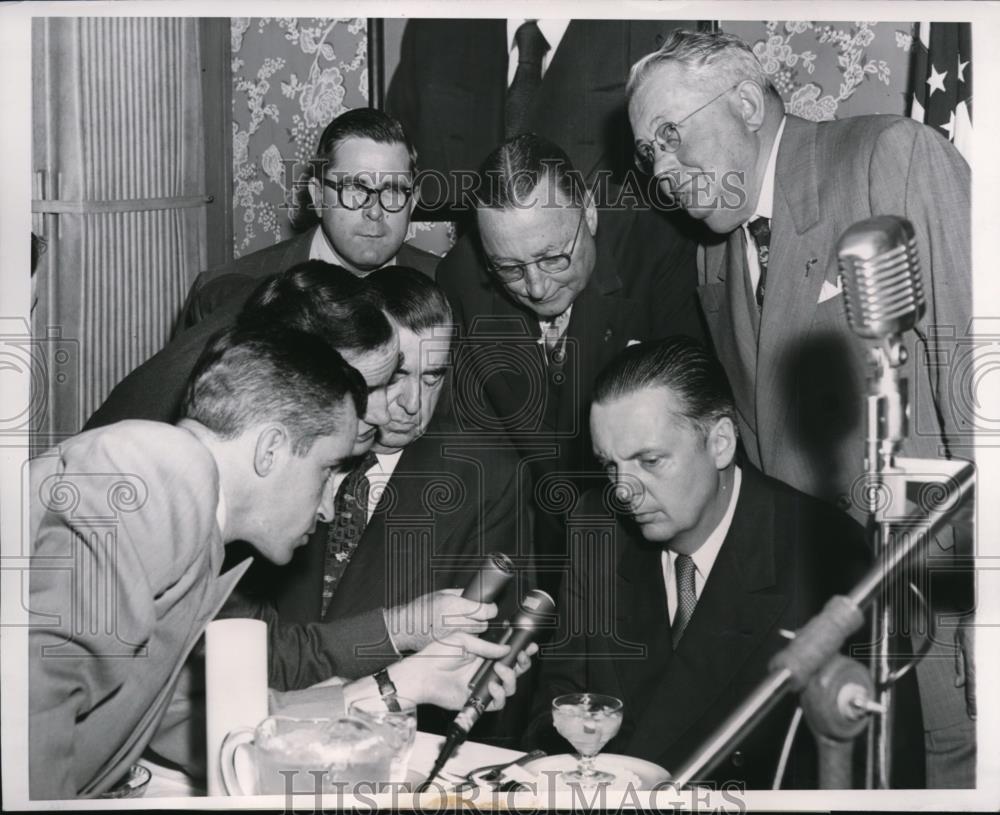 1954 Press Photo Gov.Wm. Stratton interviewed by Newsmen at GOP Luncheon. - Historic Images