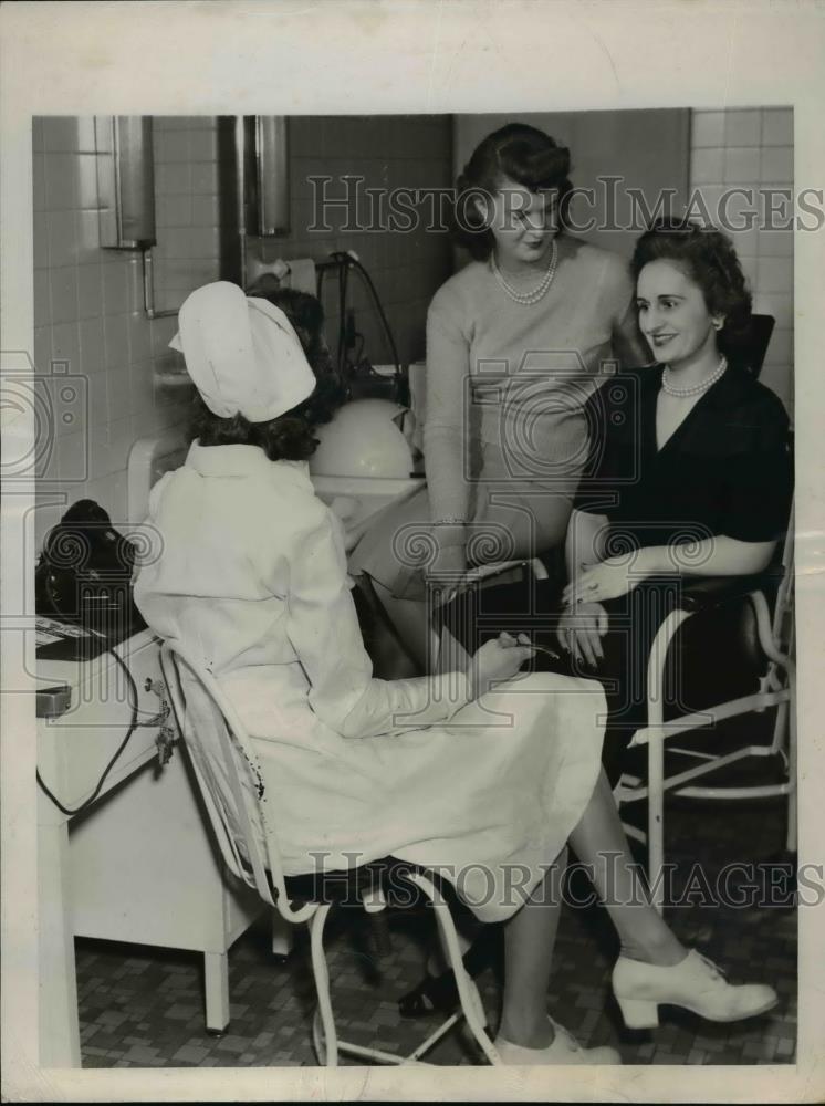 1947 Press Photo Arlene Reynolds Nurse, Claire Griffeth, Ruth Dempsey - Historic Images