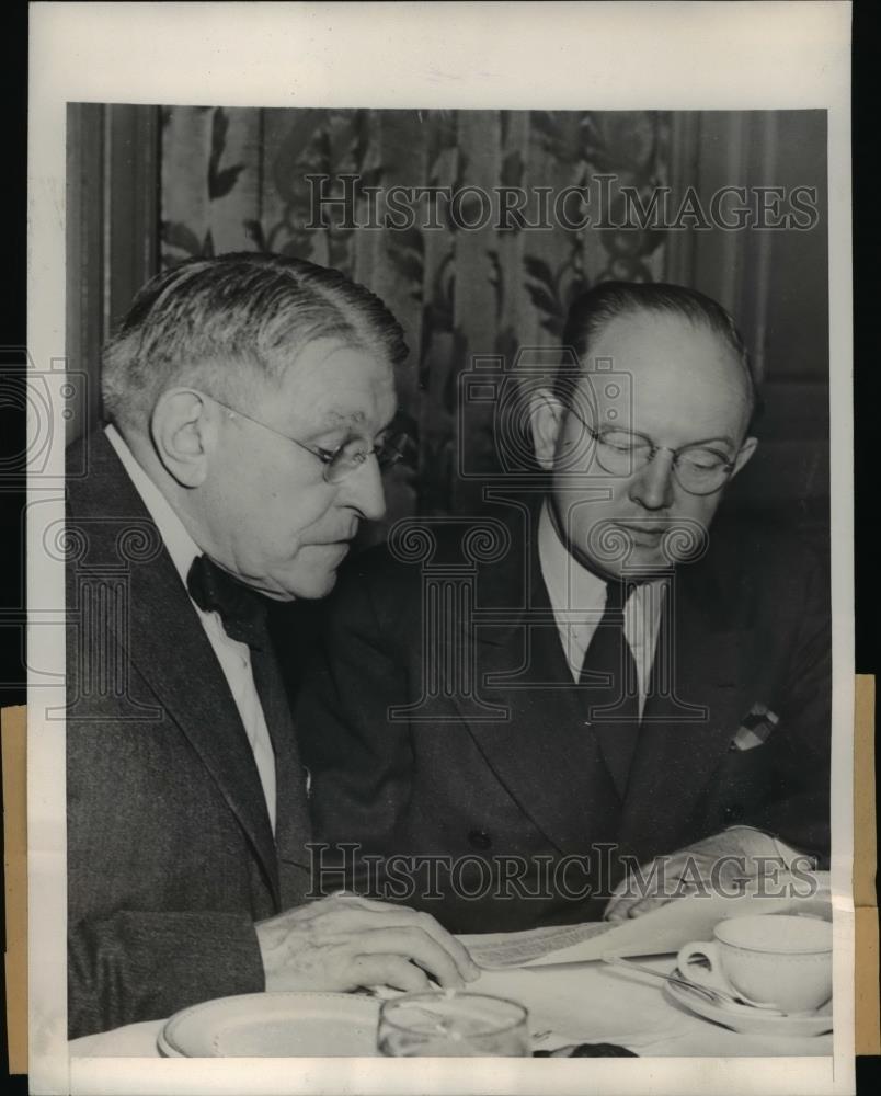 1946 Press Photo Philadelphia Pennsylvania Gwen J Roberts And Clair Wilcox Here. - Historic Images