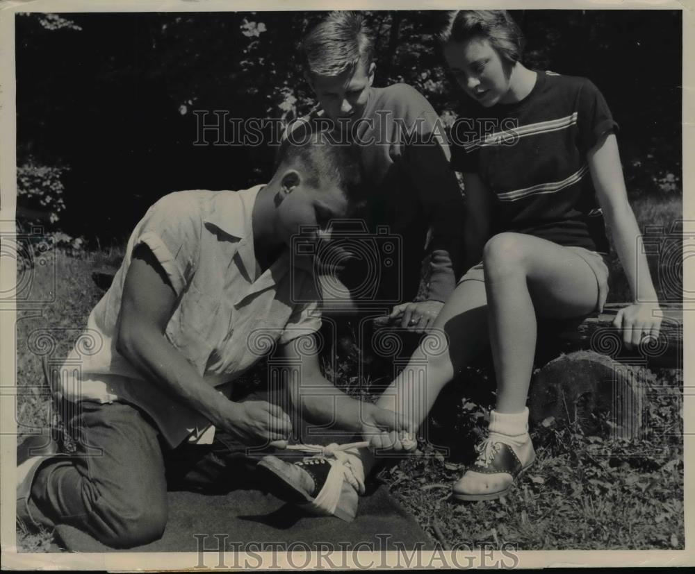 1950 Press Photo Joe Nave demonstrates the proper technique for applying bandage - Historic Images