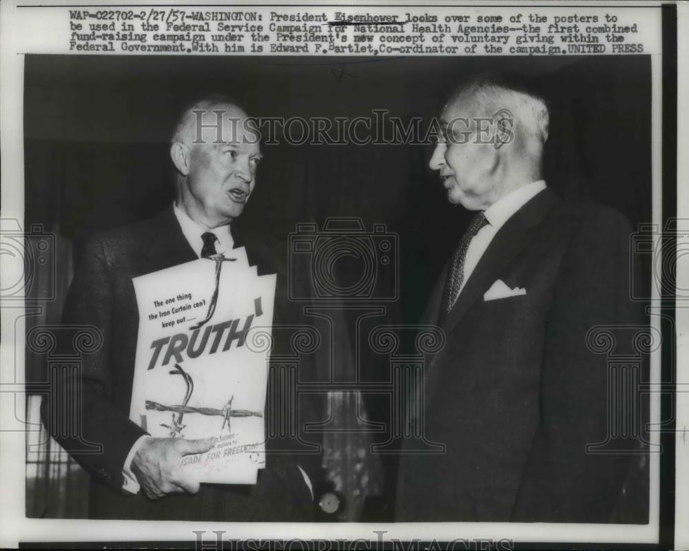 1957 Press Photo President Eisenhower &amp; posters of Federal Service Campaign - Historic Images