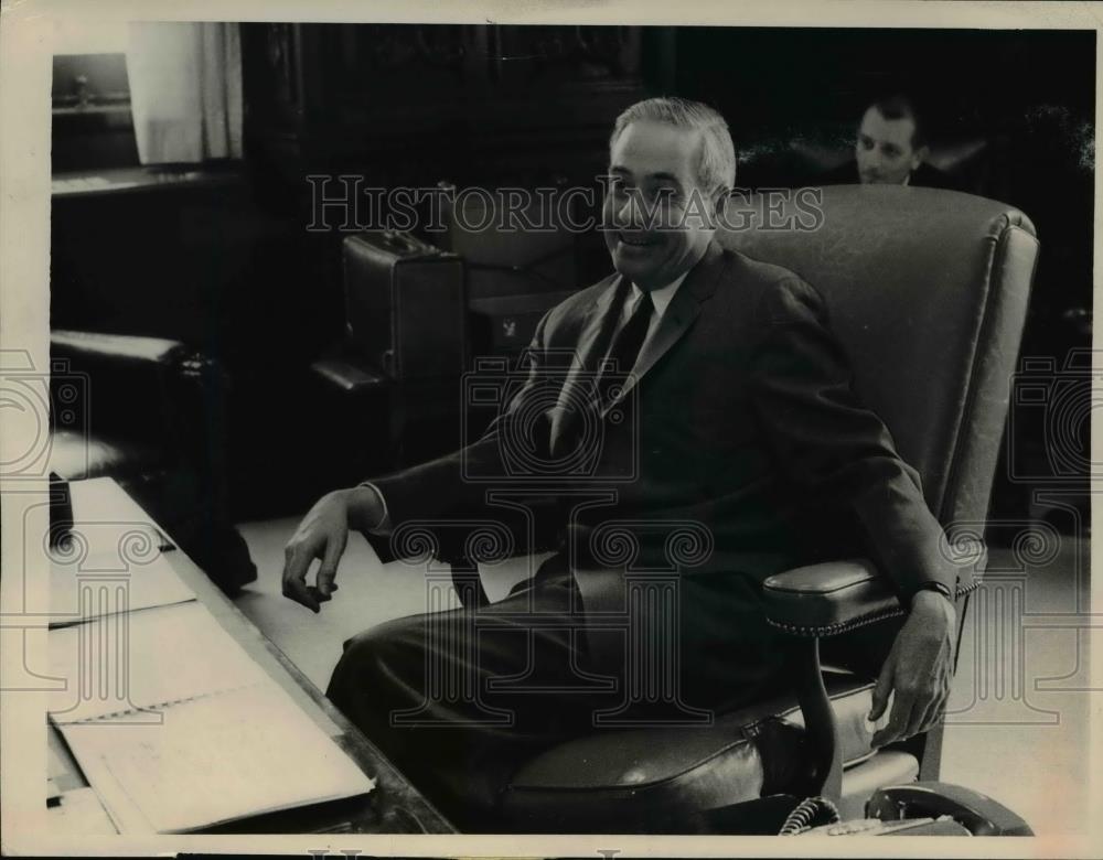 1964 Press Photo Harrisburg Pa-Gov William Scranton during press conference. - Historic Images