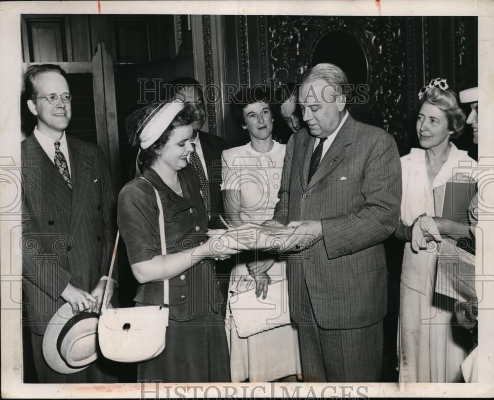 1947 Press Photo Mrs. Kathleen Clift Participates In &quot;Don&#39;t Buy Meat&quot; Week - Historic Images