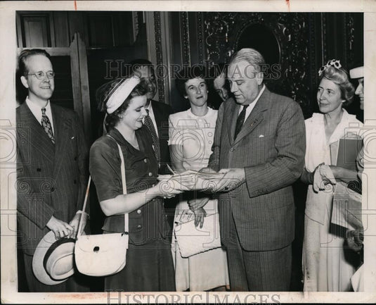 1947 Press Photo Mrs. Kathleen Clift Participates In "Don't Buy Meat" Week - Historic Images
