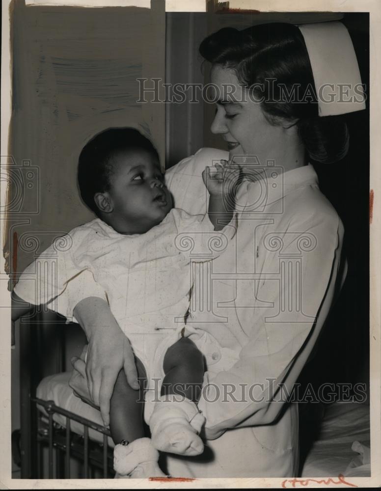 Press Photo William Love Jr and Nurse Jeanette Baldwin at Babies and Childrens - Historic Images