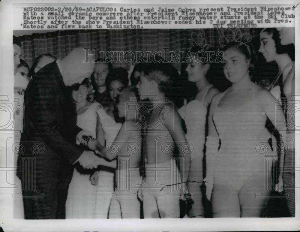 1959 Press Photo Pres. Eisenhower resented a small ceramic sombrero at Ski Club - Historic Images