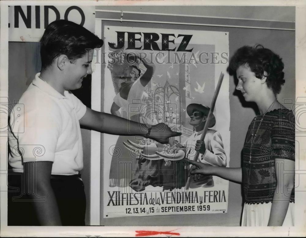 1960 Press Photo Don Drabek and Barbara Poleioka show each other a travel poster - Historic Images