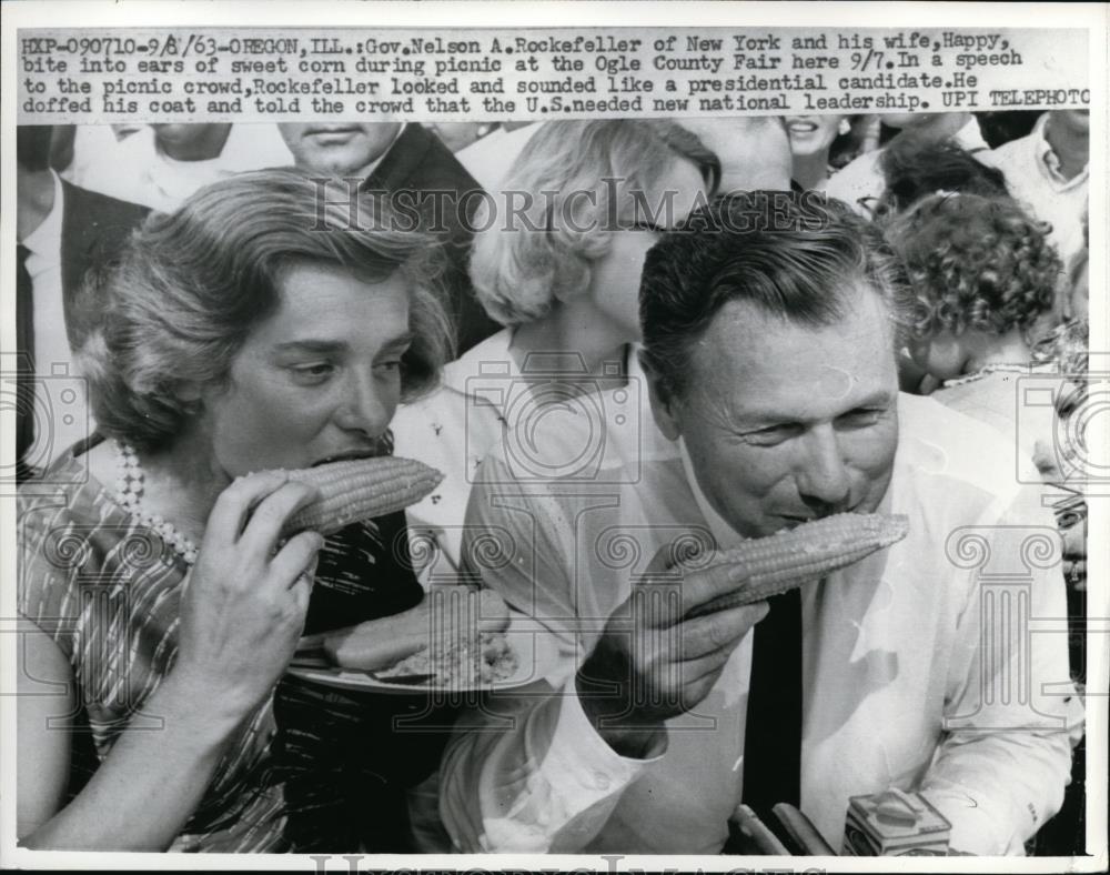 1963 Press Photo Governor Nelson Rockefeller with his wife Happy at picnic - Historic Images