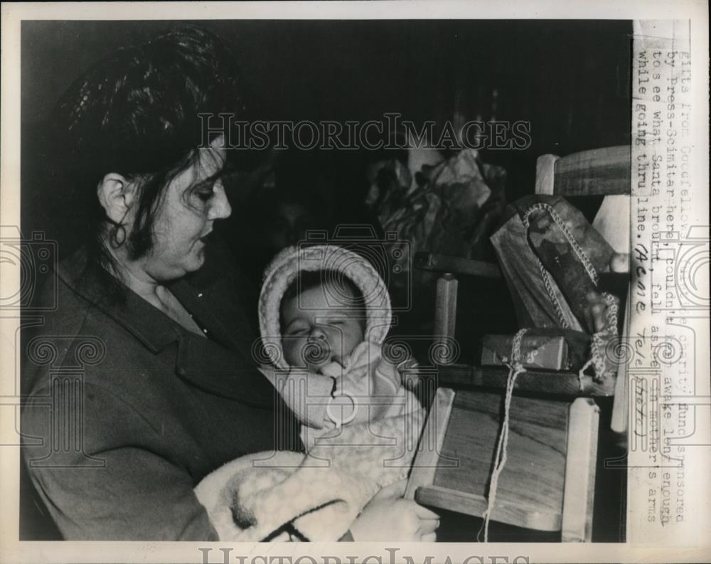 1948 Press Photo Children&#39;s Hospitals Newborn with Gifts From Santa - Historic Images