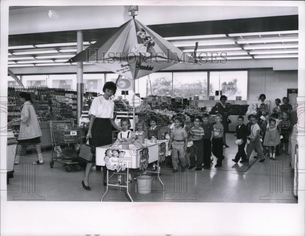 1952 Press Photo School Children touring at the Stop N&#39;Shop Section - Historic Images