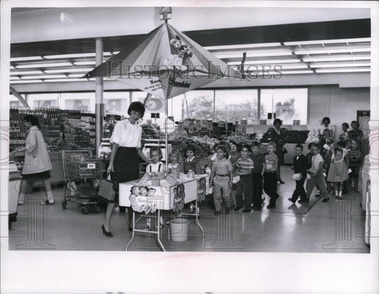 1952 Press Photo School Children touring at the Stop N'Shop Section - Historic Images