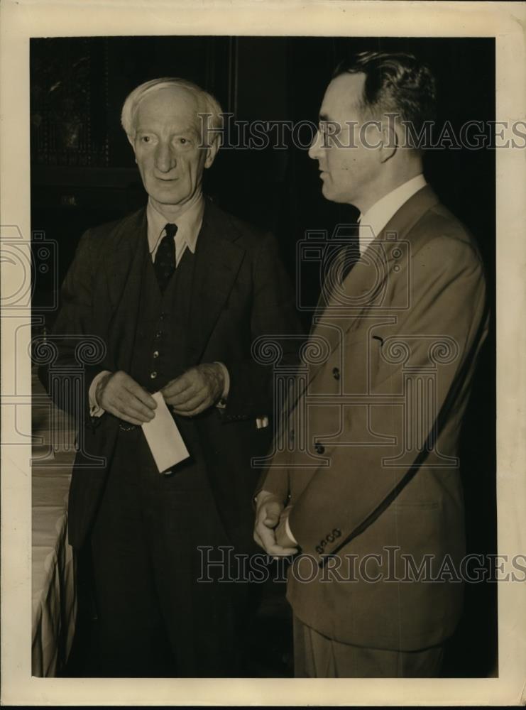 1943 Press Photo New York, Sir William Beveridge Author, With Arthur J Altmeyer. - Historic Images