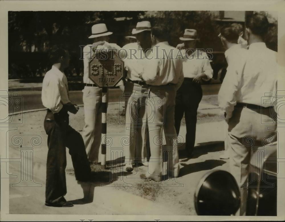 1934 Press Photo Photo shows coroners jury at intersection where contact made. - Historic Images