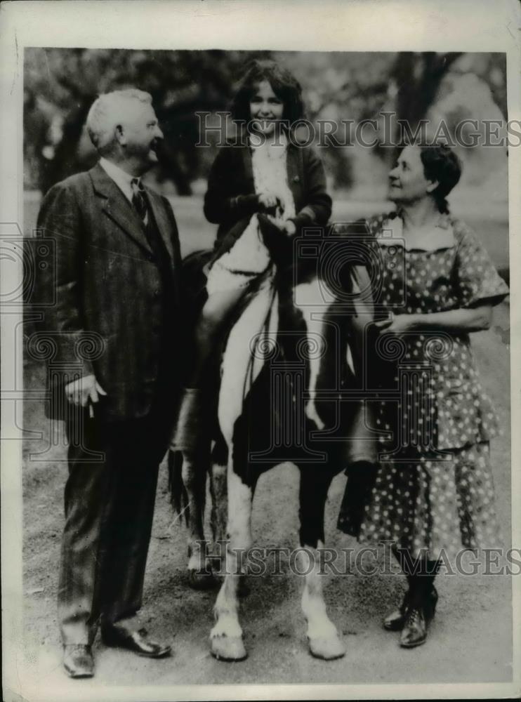 1932 Press Photo John Nance Garner with his wife and Granddaughter in New York. - Historic Images