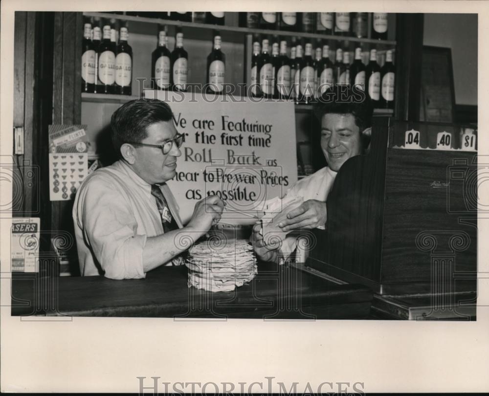 1953 Press Photo Old Brewery Restaurant with Henry and Sidney Nevins - Historic Images