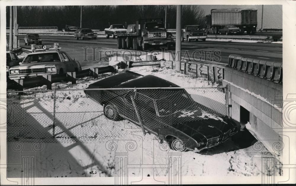 Press Photo Cars run off road at West 150th exit ramp in Cleveland Ohio - Historic Images