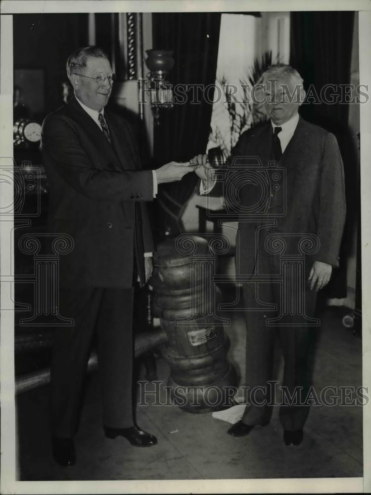 1932 Press Photo John N. Garner gets another gavel made solid leather. - Historic Images