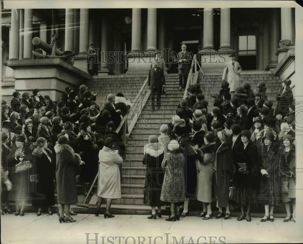 1930 Press Photo President Hoover being greeted by Federation of Women's Clubs. - Historic Images