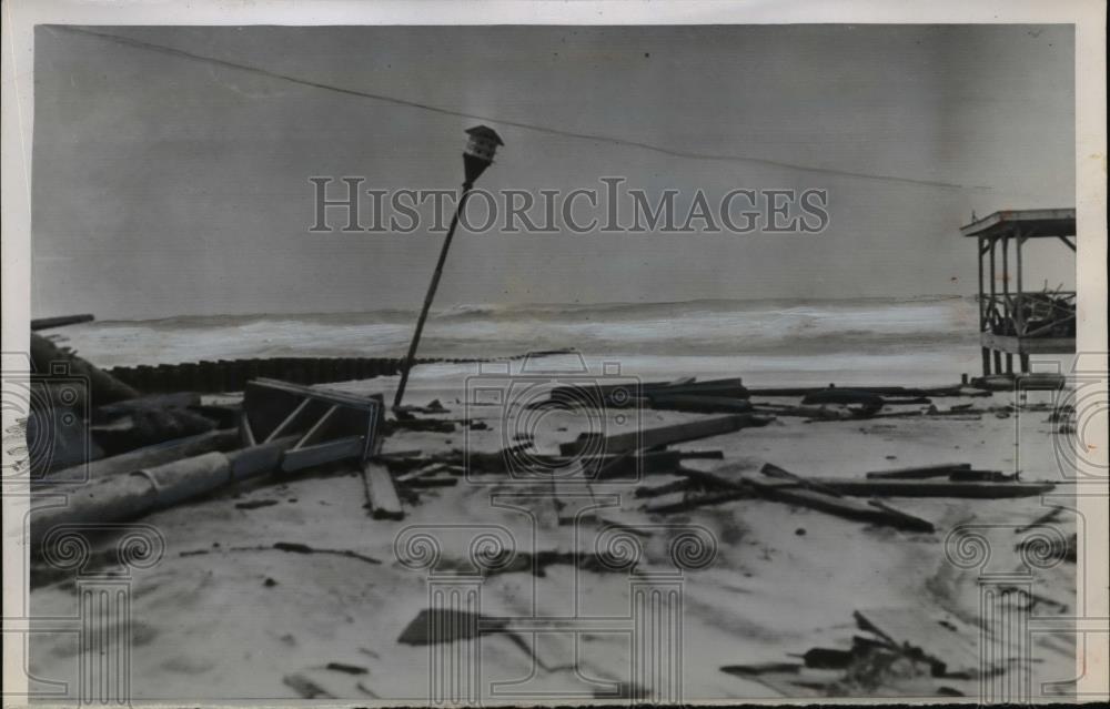 1955 Press Photo Hurricane Diane Debris litters at Wrightsville Beach, N.C. - Historic Images