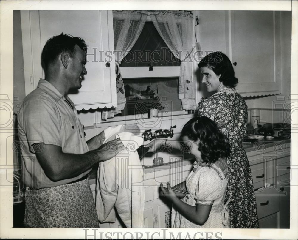 1941 Press Photo Arthur Palmer dons an apron to help Mrs. Palmer in the kitchen - Historic Images