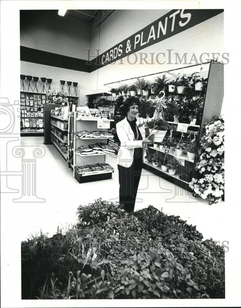 1986 Press Photo Arzella Casteel Floor Manager at Cards and Plants Store - Historic Images