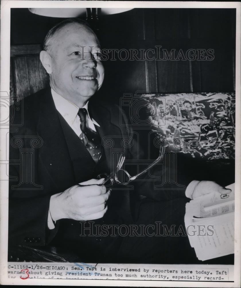 1951 Press Photo Senator Robert Taft Interviewed by Reporters in Chicago - Historic Images