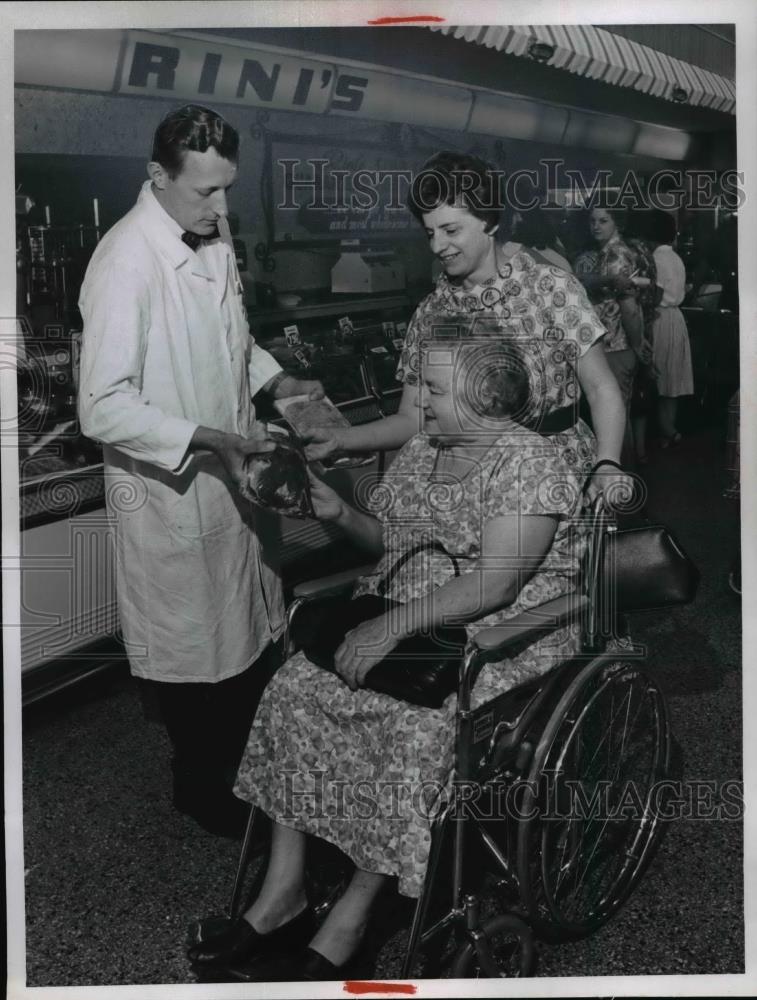 1965 Press Photo Rini&#39;s Stop-N-Shop Supermarket Customer over 40 years. - Historic Images