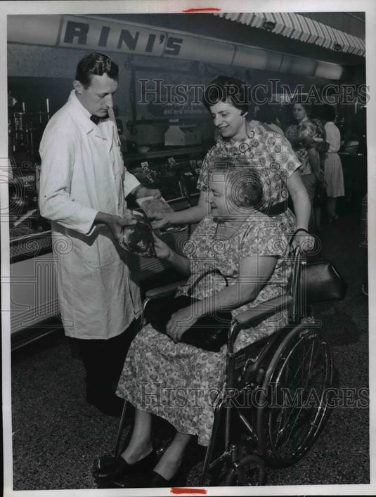 1965 Press Photo Rini's Stop-N-Shop Supermarket Customer over 40 years. - Historic Images