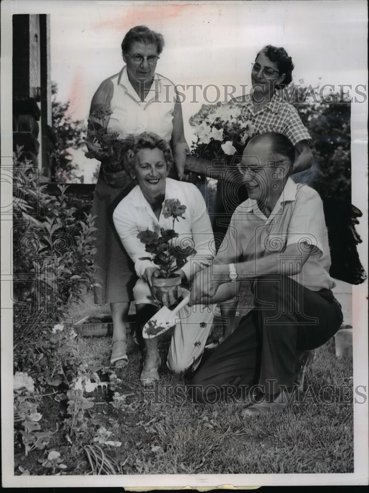 1960 Press Photo Independence Ohio Mrs Art Serio, Mrs Ben Bardy - Historic Images