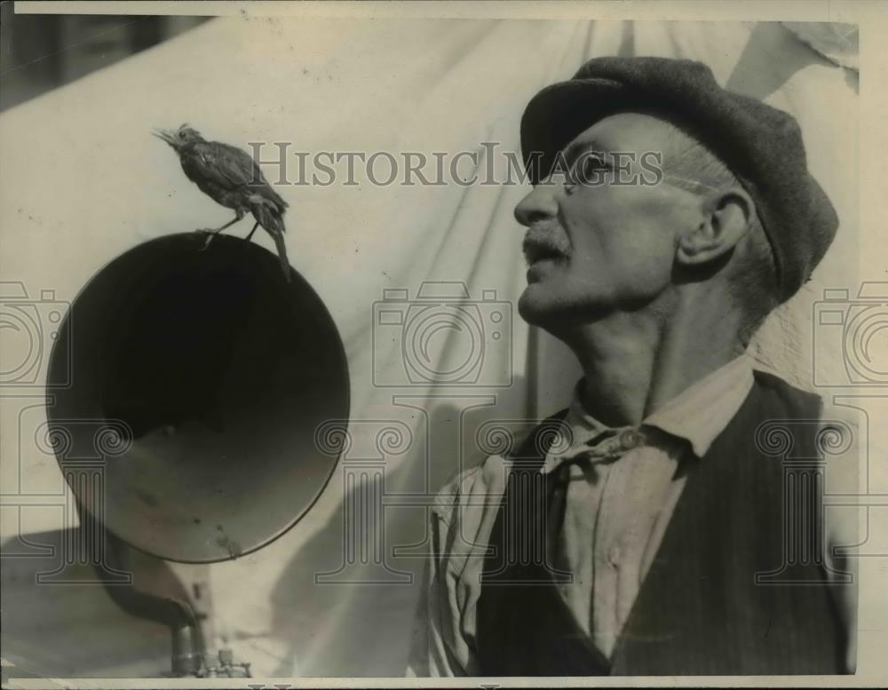 1923 Press Photo Thomas Smith &amp; his Pet Robin Enjoying Radio Speaker - Historic Images