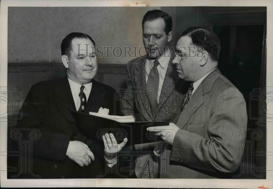 1951 Press Photo Dr T Keith Glennan Atomic Energy Commission & Joseph Norton - Historic Images