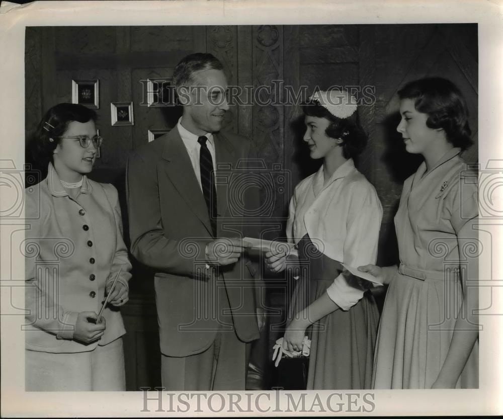 1953 Press Photo Barbara Lee, Walter M. halle, Dianne Morosko,Gail Ruth - Historic Images