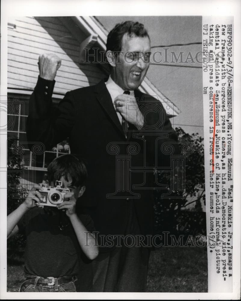 1968 Press Photo Maine Senator Edmund S. Muskie & Son Take Pictures - Historic Images