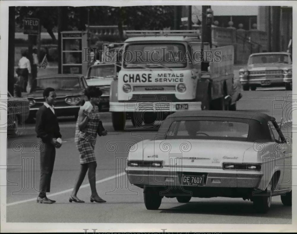 1967 Press Photo Two Students Of Glenville Crossing The Street - Historic Images