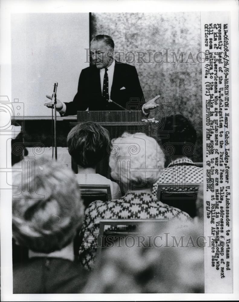 1969 Press Photo Henry Cabot Lodge address a group of next kin of U.S.Servicemen - Historic Images