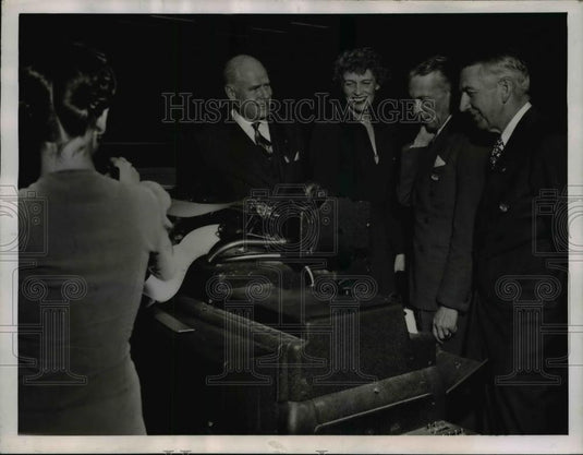 1944 Press Photo Mrs Anna Roosevelt Boettiger pays visit to Nassau Plant - Historic Images