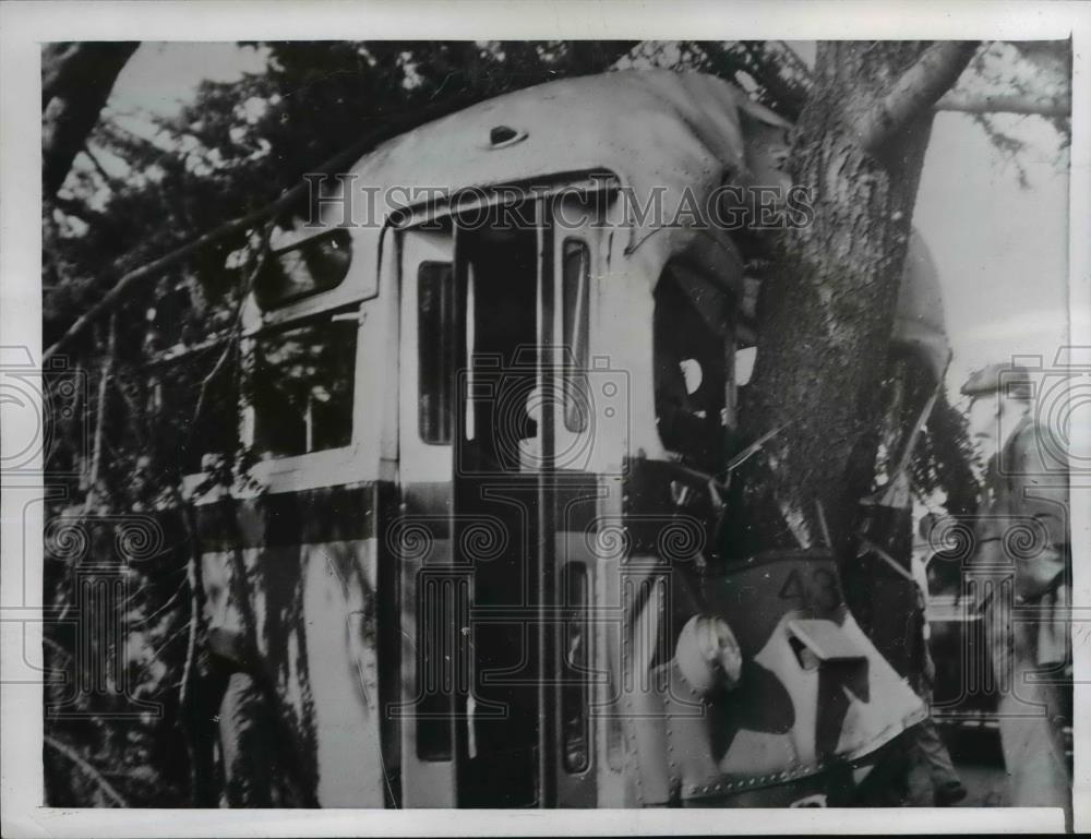 1946 Press Photo Los Angeles- Bus smashed into tree after colliding with truck. - Historic Images