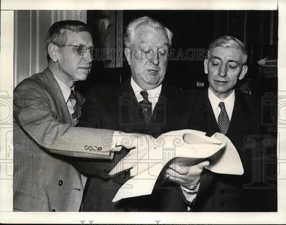 1941 Press Photo Shown after hearings of Senate Appropriations Committee. - Historic Images