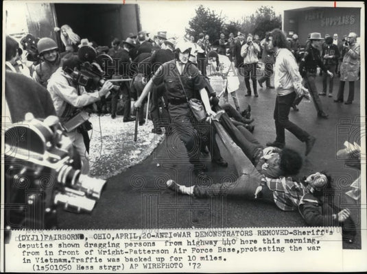 1972 Wire Photo The Sheriff's Deputies Shown Dragging Persons from Highways - Historic Images