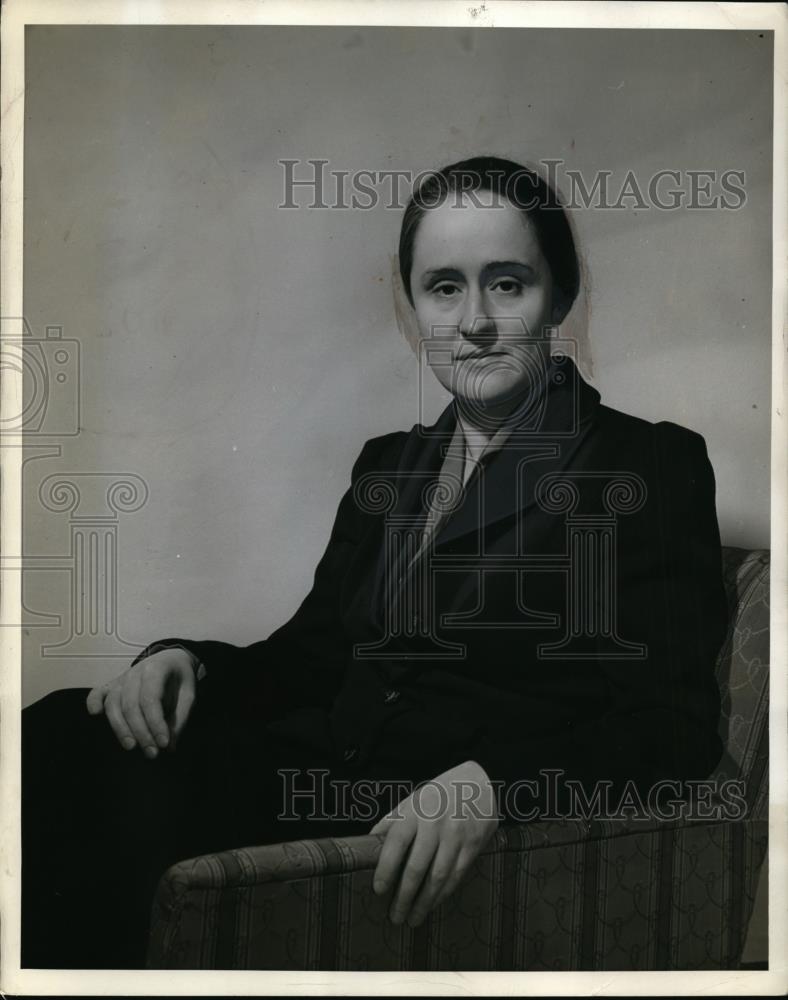 1942 Press Photo Anastasia Petrova stares past the camera in her chair - Historic Images