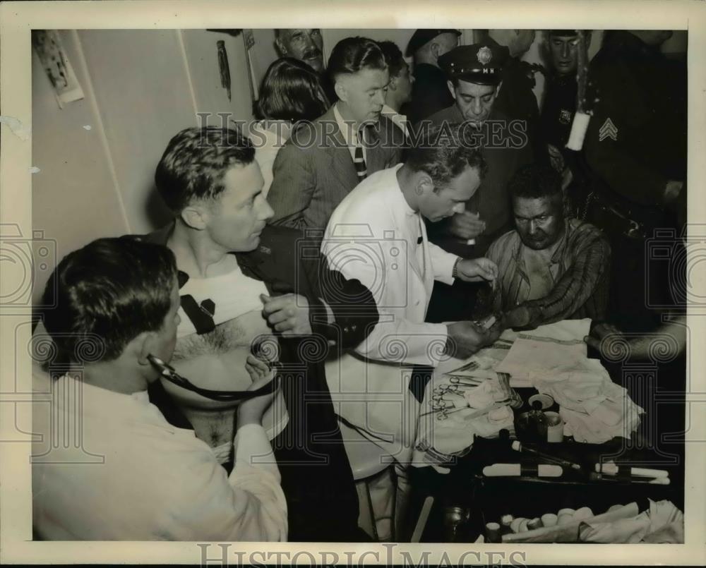 1941 Press Photo Captain Bjokklue master of the Aurora was treated for burns - Historic Images