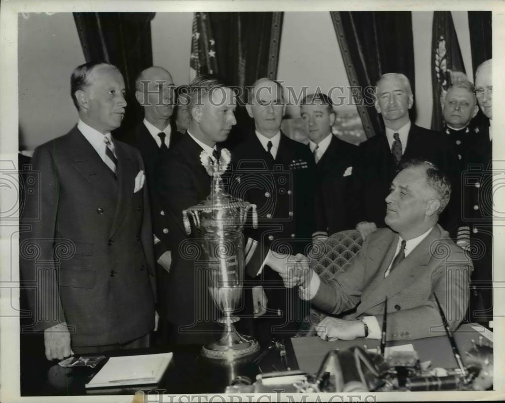 1935 Press Photo Pres.Franklin Roosevelt bestow Schiff Trophy on Navy Fliers. - Historic Images