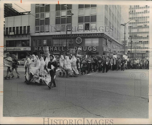 1972 Press Photo Peace Marchers at Public Square in Cleveland Ohio - cva75499 - Historic Images