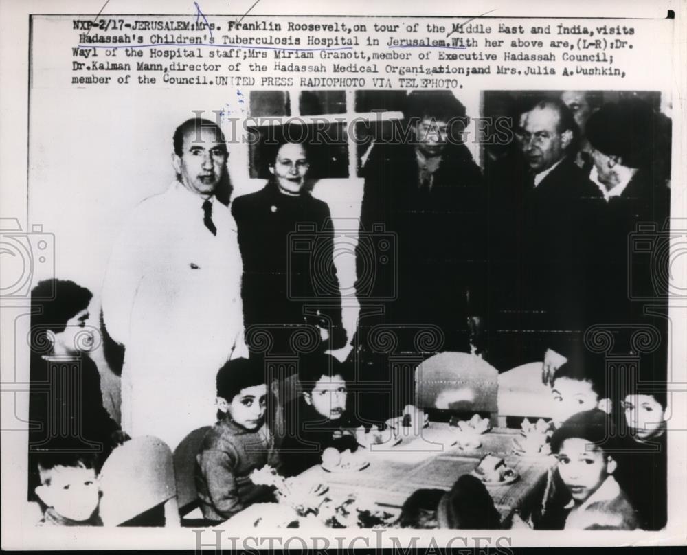 1952 Press Photo First Lady Eleanor Roosevelt at Jerusalem Children&#39;s Hospital - Historic Images