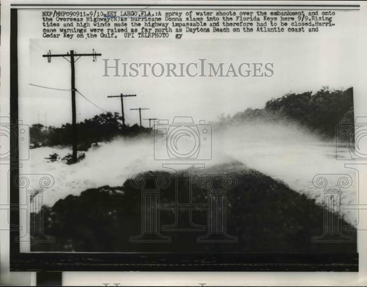 1960 Press Photo Hurricane Donna slams into Florida Keys. Rising tides and Winds - Historic Images