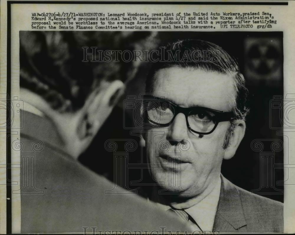 1971 Press Photo Leonard Woodcock President UAW Speaking With Reporter - Historic Images