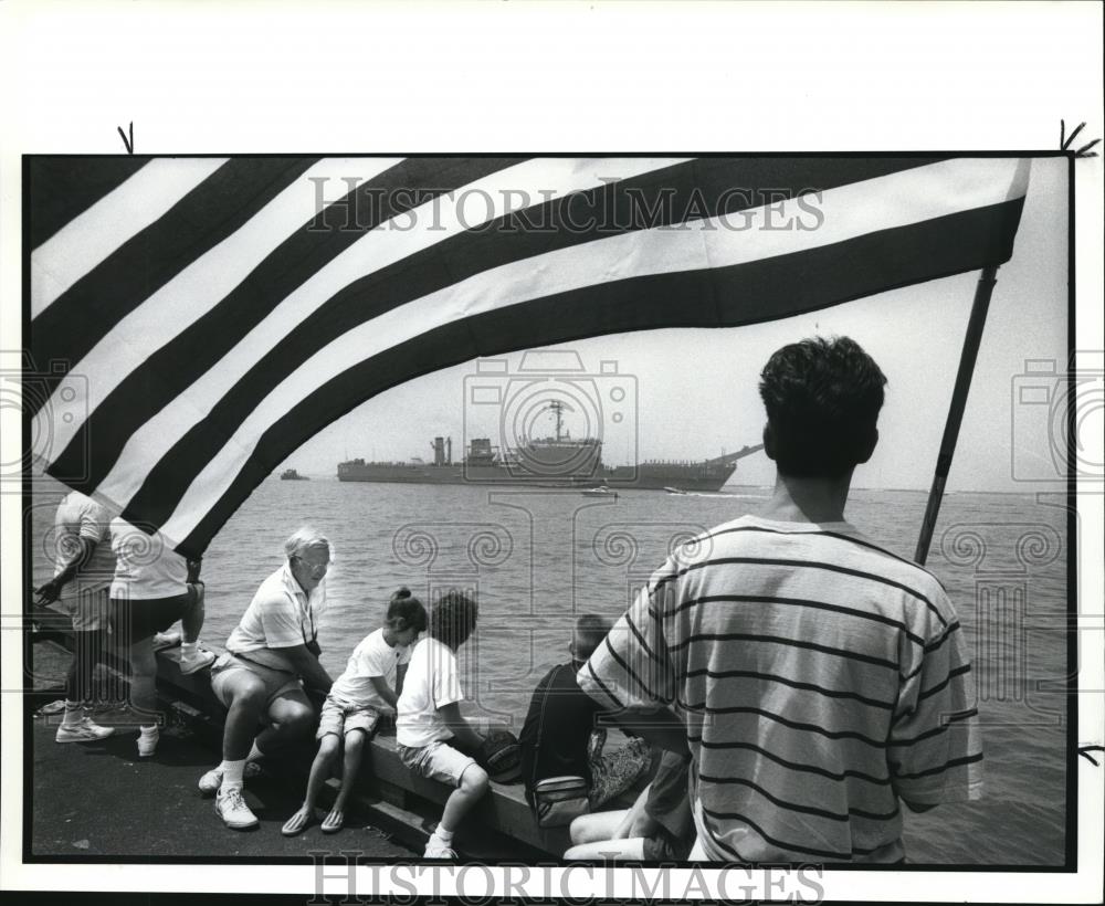 1989 Press Photo Clevelanders greet the U.S.S Boulder before it docks at the - Historic Images