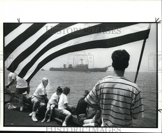 1989 Press Photo Clevelanders greet the U.S.S Boulder before it docks at the - Historic Images