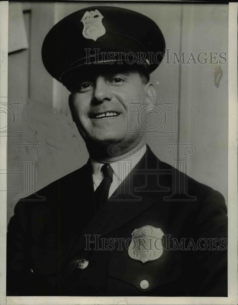 1927 Press Photo Park Policeman J.B. Lawlos - Historic Images